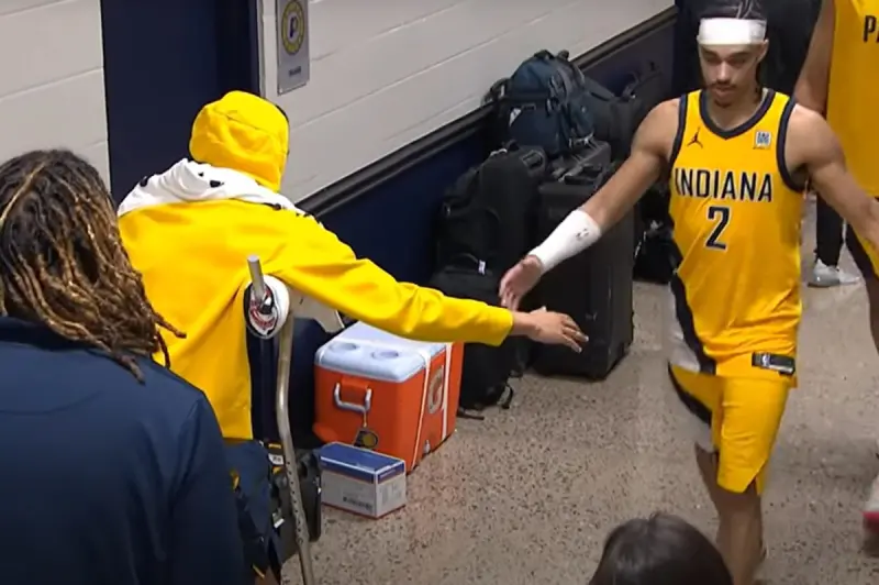 ▲溜馬在接受失利後，Aaron Nesmith紅了眼眶，T.J. McConnell也摀住臉相當難過，受傷的Tyrese Haliburton在球員通道拄著拐杖迎接隊友，讓人鼻酸。（圖／翻攝自YouTube）