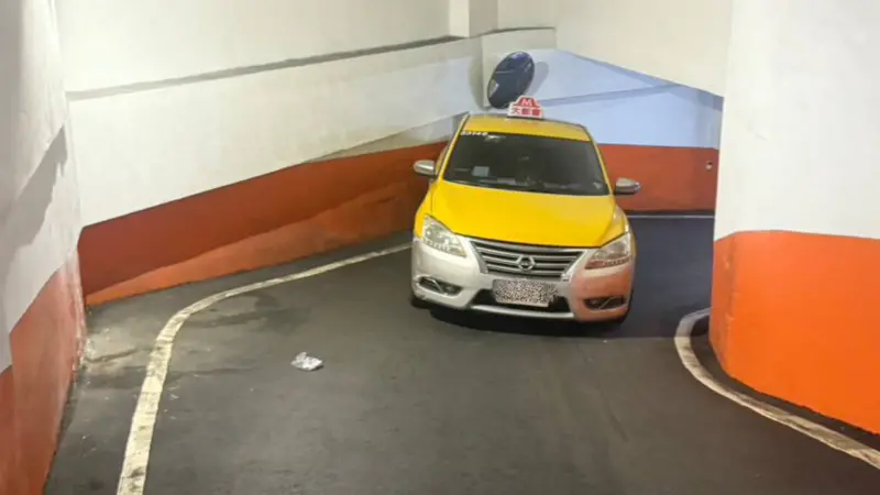 ▲淡水一名運將晚上從自家社區開車出門，卻在車道意外輾過喝醉的鄰居。（圖／警方提供）