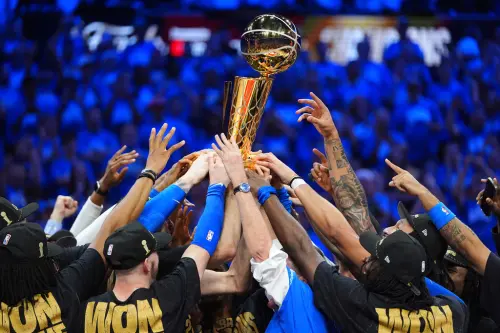 ▲奧克拉荷馬雷霆以103：91戰勝印第安納溜馬隊，最終以4：3的總比分逆轉奪冠。這場比賽的背後，雷霆隊能夠從低谷走到巔峰，無疑是總經理Sam Presti在球隊經營上獲得斐然成績的最佳結果。（圖／美聯社／達志影像）