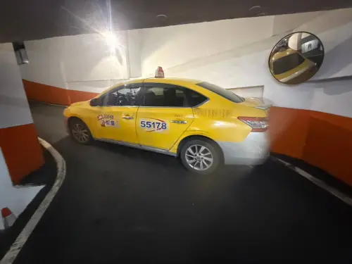 ▲肇事運將說社區車道坡度太斜視線不佳，才沒發現地上躺人。（圖／警方提供）