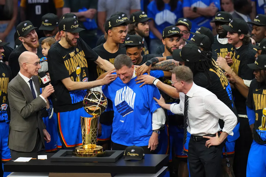 ▲奧克拉荷馬雷霆以103：91戰勝印第安納溜馬隊，最終以4：3的總比分逆轉奪冠。這場比賽的背後，雷霆隊能夠從低谷走到巔峰，無疑是總經理Sam Presti（右下白襯衫者）在球隊經營上獲得斐然成績的最佳結果。（圖／美聯社／達志影像）