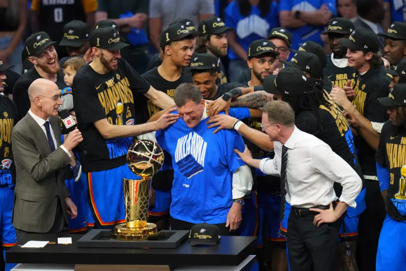 ▲奧克拉荷馬雷霆以103：91戰勝印第安納溜馬隊，最終以4：3的總比分逆轉奪冠。這場比賽的背後，雷霆隊能夠從低谷走到巔峰，無疑是總經理Sam Presti（右下白襯衫者）在球隊經營上獲得斐然成績的最佳結果。（圖／美聯社／達志影像）