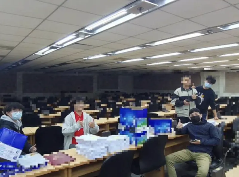 ▲罷免李坤城領銜人聲稱昨晚進行造冊，但李坤城發現天氣炎熱但照片中都是身著長袖外套不合理。（圖／翻攝自李坤城臉書）