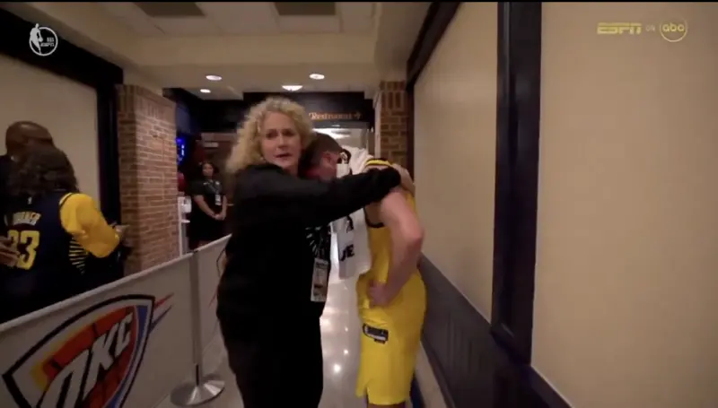 ▲賽後球員通道內卻出現令人動容的一幕，溜馬後衛T.J. McConnell淚流滿面地走回更衣室，母親一路攙扶並擋開鏡頭，懇請媒體停止拍攝，畫面感傷動人。（圖／翻攝自BricksCenter X）