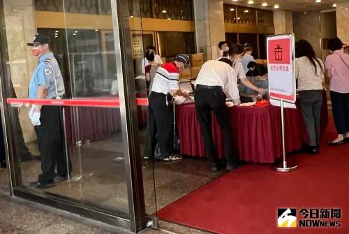 ▲新光金控今（23）日召開最後一次股東會，不少股東一早就報到，並領取最後一年的股東會紀念品「斜背兩用加底帆布袋」。（圖／記者顏真真攝）