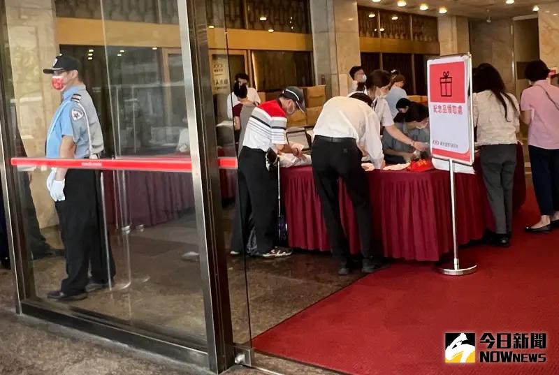 ▲新光金控今(23)日召開最後一次股東會,不少股東一早就報到,並領取最後一年的股東會紀念品「斜背兩用加底帆布袋」。(圖/記者顏真真攝)