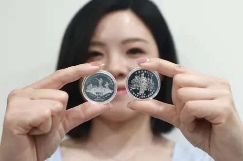 ▲中央銀行推出「2024年第三屆世界12強棒球錦標賽冠軍紀念銀幣」，限量36000枚，每人限申購1枚，每枚售價1600元。（圖／記者葉政勳攝）