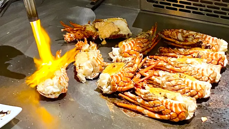 ▲板橋人嗨了！6月底迎接王品「阪前鐵板燒」新北第一間「板橋民生店」免費送吃海鮮珠寶盒；「刁民酸菜魚」進駐板橋府中商圈，請客整桌5折優惠，菜單價格、餐廳訂位資訊一次整理。（圖／記者蕭涵云攝）