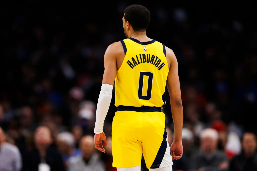 ▲Tyrese Haliburton在上月23日阿基里斯腱傷勢倒下，促使溜馬做出改變，在新球季無奪冠可能情況下，將先發中鋒Myles Turner放走，而接手的球隊，正是因為Damian Lillard阿基里斯腱傷勢倒下，積極尋求補強的公鹿。（圖／美聯社／達志影像）