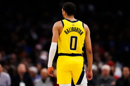 ▲Tyrese Haliburton在今（23）日總冠軍賽G7無碰撞倒地，幾乎確認是阿基里斯腱斷裂大傷，今年季後賽已經有3位巨星等級球星因跟腱斷裂（阿基里斯腱）報銷，其中這3人都身穿「0號球衣」，也成為驚人巧合。（圖／美聯社／達志影像）