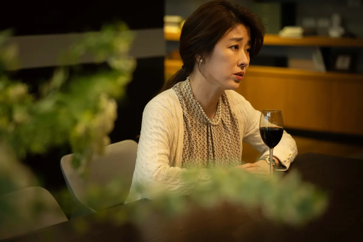 ▲李維維（如圖）在《我們與惡的距離2》中飾演「胡冠駿」的媽媽，感嘆兒子是惡魔投胎，但其實只是用錯方法，也讓現代教育問題受到討論。（圖／CATCHPLAY+、公視與大慕可可）