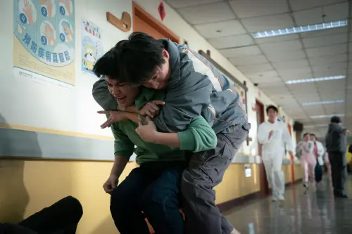 ▲劉子銓飾演的胡冠駿病發，被黃鐙輝飾演的羅自強安慰。（圖／CATCHPLAY+、公視與大慕可可）