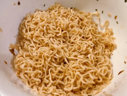 統一肉燥麵乾吃吃法,備受許多台灣老饕喜愛。(圖/泡麵公社 泡麵俱樂部臉書) ▲統一肉燥麵乾吃吃法,備受許多台灣老饕喜愛。(圖/泡麵公社 泡麵俱樂部臉書)