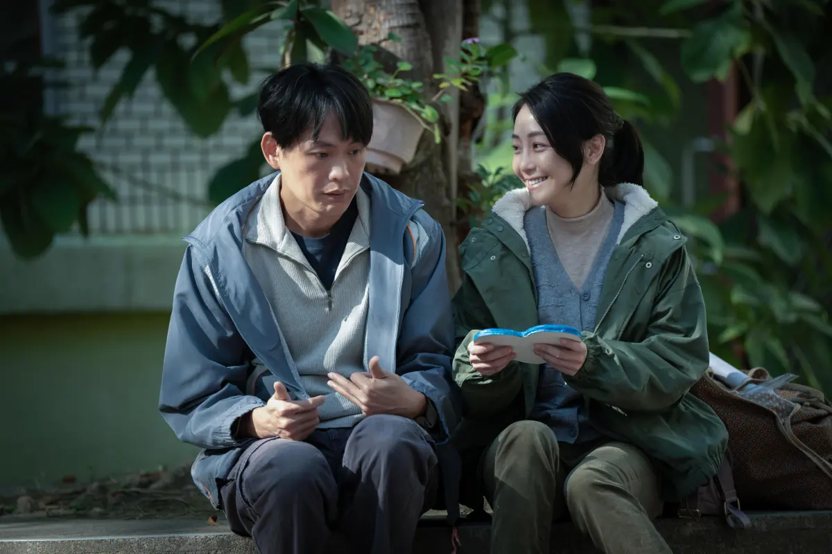 ▲謝欣穎（右）在《我們與惡的距離2》中改名嫁給黃鐙輝（左），他卻因思覺失調症爆發，罵謝欣穎「破麻」，用藥後反應遲緩，口水滴下來，謝欣穎即興演出用手去接，讓黃鐙輝很感動。（圖／CATCHPLAY+、公視與大慕可可）