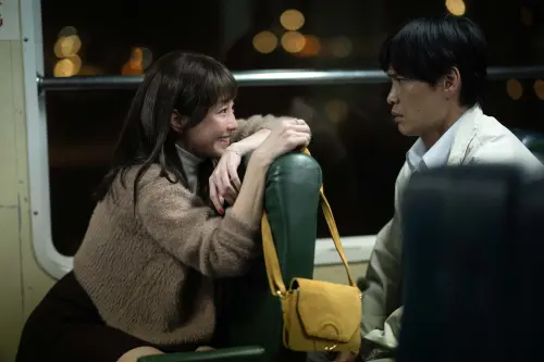 ▲謝欣穎(左)和黃鐙輝(右)飾演夫妻,生下一雙兒女。(圖/CATCHPLAY+、公視與大慕可可) ▲謝欣穎(左)和黃鐙輝(右)飾演夫妻,生下一雙兒女。(圖/CATCHPLAY+、公視與大慕可可)