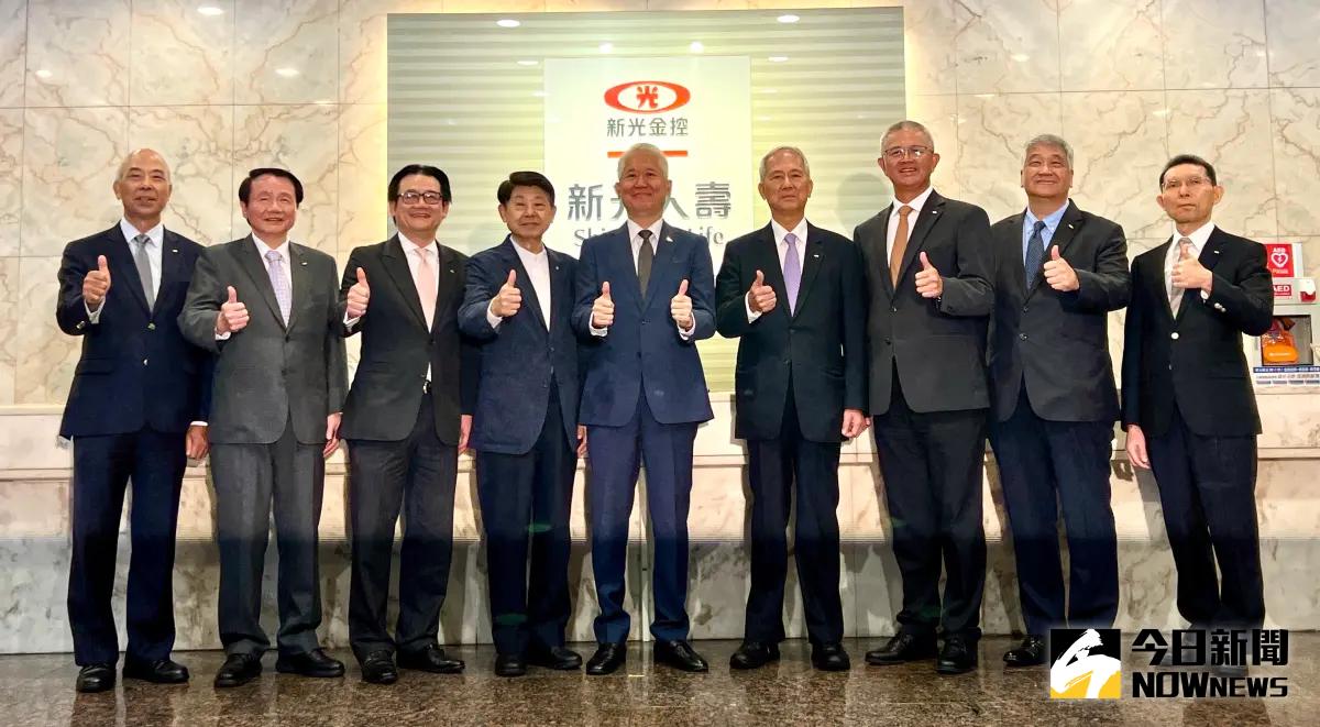 ▲新光金今（23）日召開併入台新金之前的最後一場股東會，經營團隊高層也特別在會後合影留念。（圖／記者顏真真攝）
