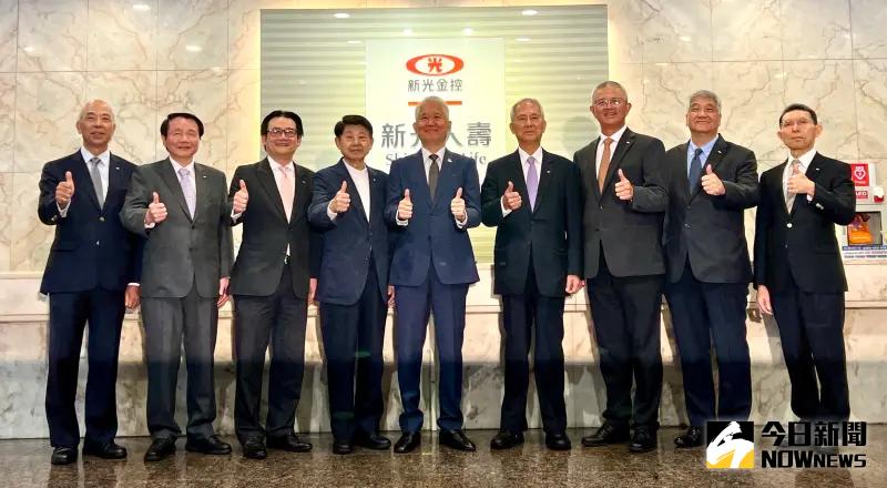 ▲新光金今（23）日召開併入台新金之前的最後一場股東會，經營團隊高層也特別在會後合影留念。（圖／記者顏真真攝）
