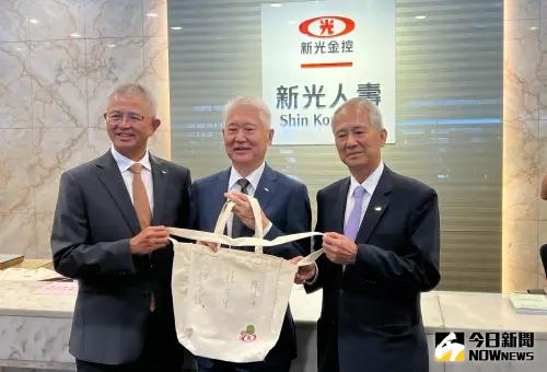 ▲新光金董事長魏寶生（中）、新光人壽副董事長洪士琪（左）、新光金前董事長陳淮舟（右）股東會結束，特別在最後一次發放的股東會紀念品上簽名留念。（圖／記者顏真真攝）