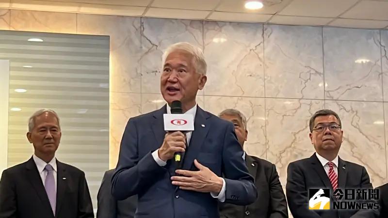 ▲針對台北市府擬用「新新併」強制解約，新光人壽董事長魏寶生今（9）日晚間受訪時表示，新光人壽並不符合強制解約條件，若真這麼做，新光人壽會採取法律救濟措施。（圖／記者顏真真攝）