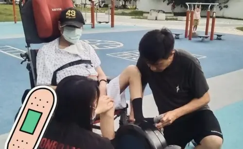 ▲廖峻（左）三度中風後出院，兒子廖錦德（右）陪復健，照片中可見廖峻雙腿比手臂還細。（圖／翻攝自IG）