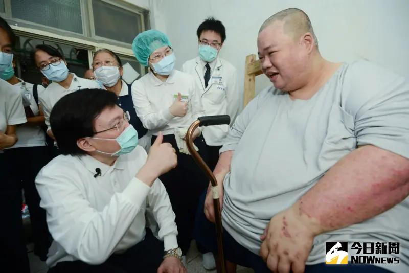 ▲台北慈濟醫院醫護團隊2020年到個案家家訪，後續順利進行縮胃手術，體重降至80公斤。（圖／台北慈濟醫院提供）