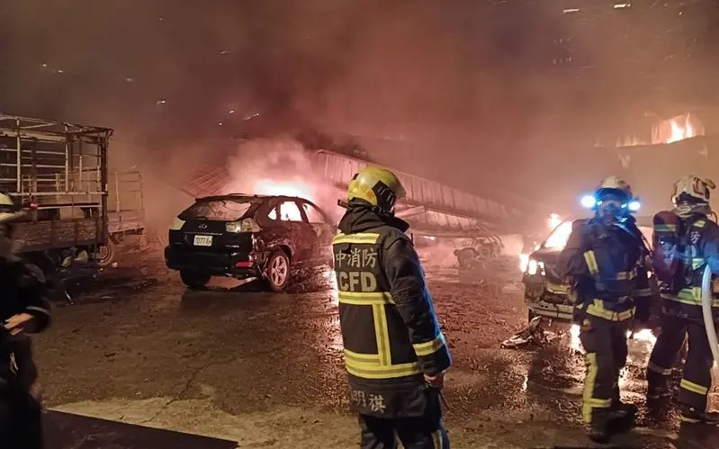 ▲台中56年歷史三興閣掌中戲團大火  數千珍貴戲偶葬身火海（圖/民眾提供）