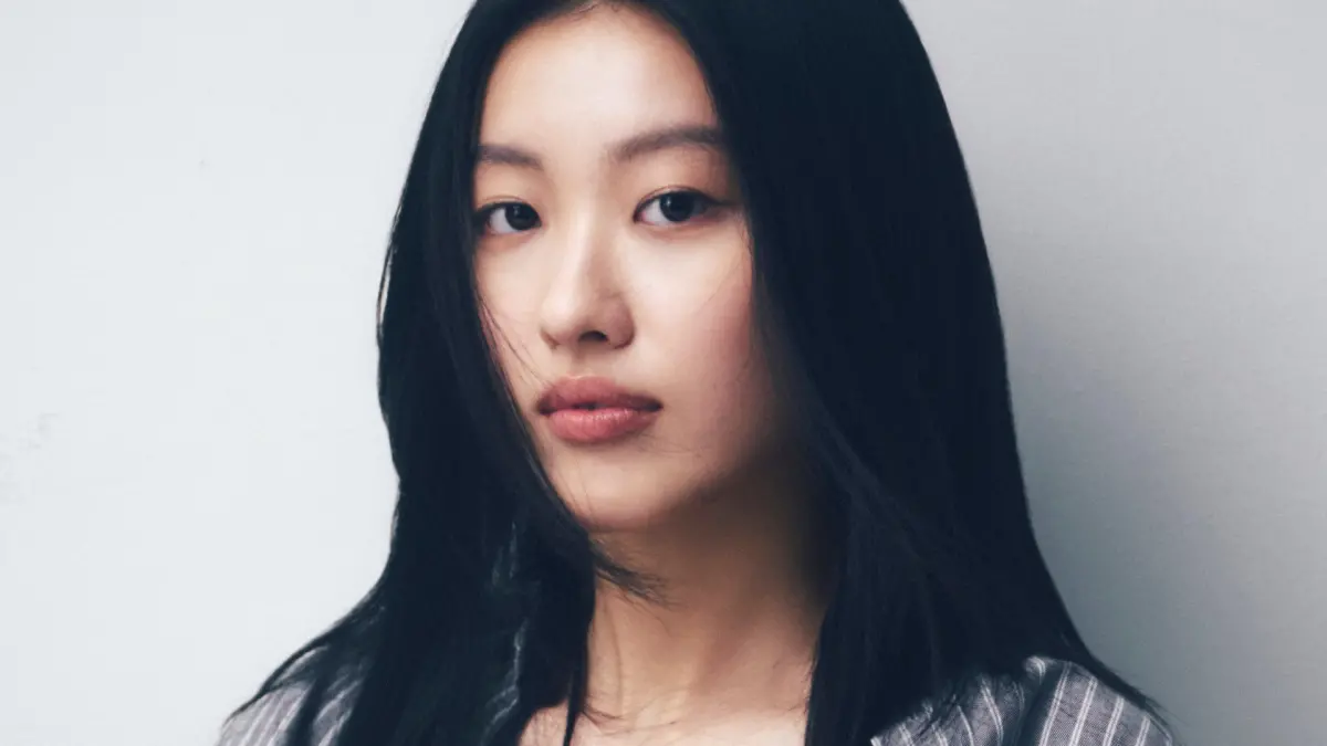 ▲香港歌王陳奕迅的20歲愛女陳康堤（如圖）即將出道，今（23）日釋出了首波造型照及新歌〈doll〉前導影片，空靈外表、磁性聲音讓人聽了秒入迷。（圖／香港華納音樂提供）