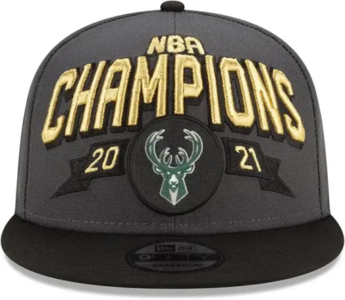 ▲2020-21賽季：公鹿冠軍帽（圖／取自NBA Store官網）