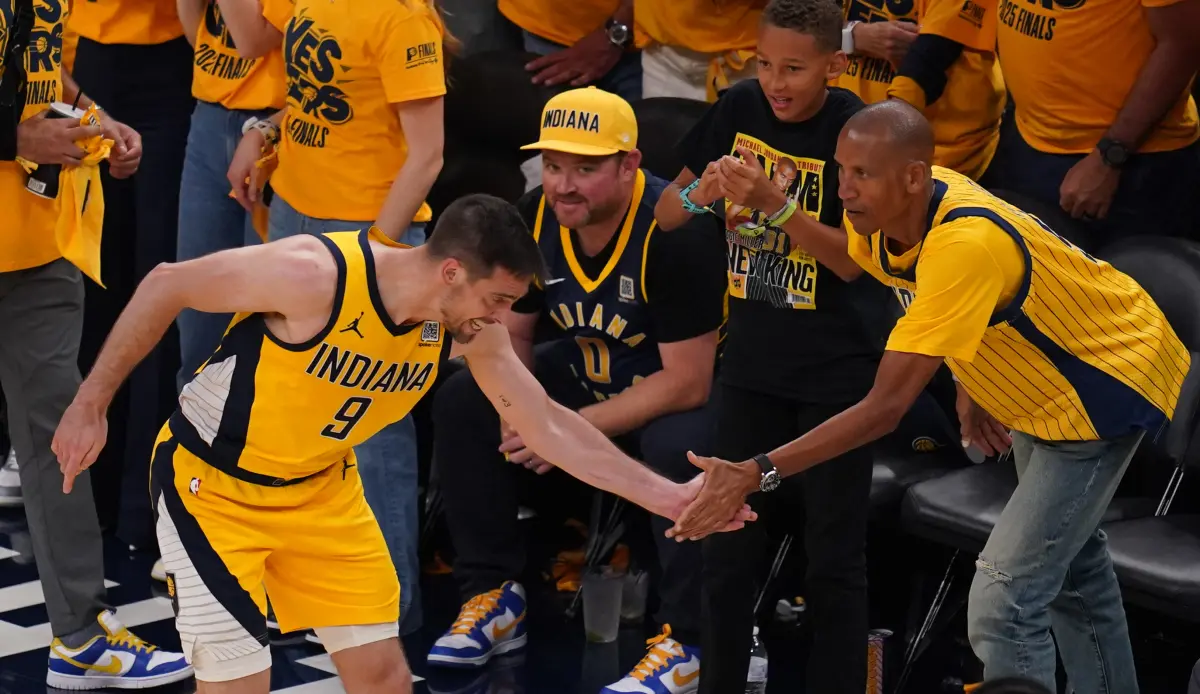 ▲NBA總冠軍賽畫下句點，雷霆雖奪隊史首冠，但溜馬拚勁同樣贏得尊敬，精神感動無數人，Reggie Miller也給予球員暖心擁抱。（圖／ESPN）