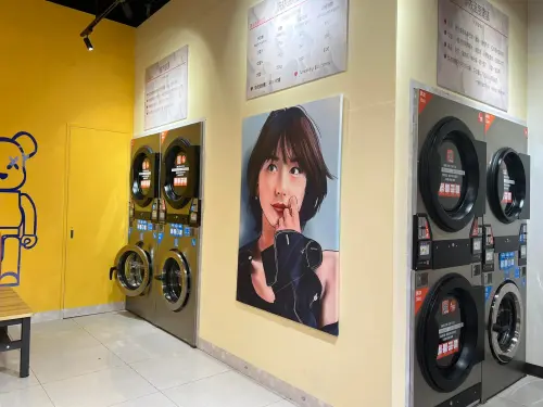 「心圓潔衣」店裡面還真的有「新垣結衣」短髮模樣的畫作。 ▲「心圓潔衣」店裡面還真的有「新垣結衣」短髮模樣的畫作。