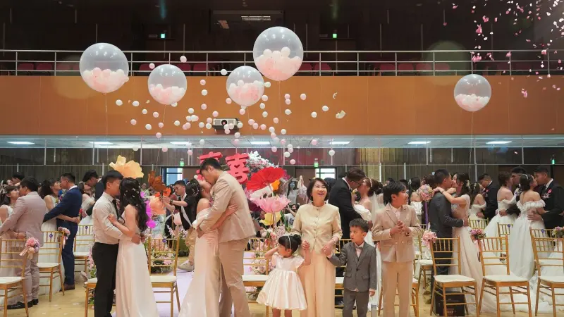 ▲集團婚禮，縣府也致贈每對完成登記的新人萬元家樂福提貨券與婚紗造型服務。（圖／屏東縣府提供）