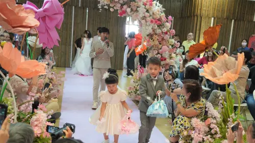 ▲30對新人在親友的祝福下攜手步上紅毯。（圖／屏東縣府提供）