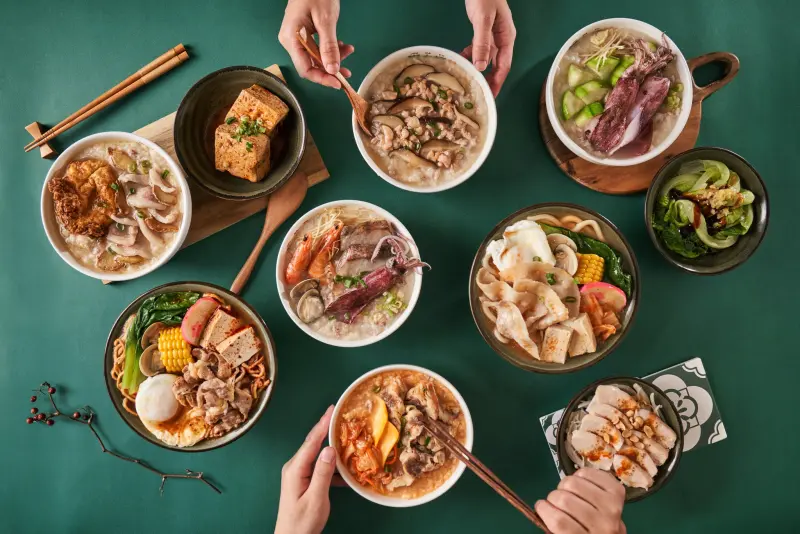 ▲月底省錢靠外送Uber Eats「粥大福買一送一」，花菇松阪豬粥、豚肉雞湯麵半價75元起吃飽；6月生日壽星優惠曝光，自助吧油條、飲料吃到飽。萬客什鍋新莊復興店爽領新品半價優惠券一次看。（圖／翻攝自粥大福FB）