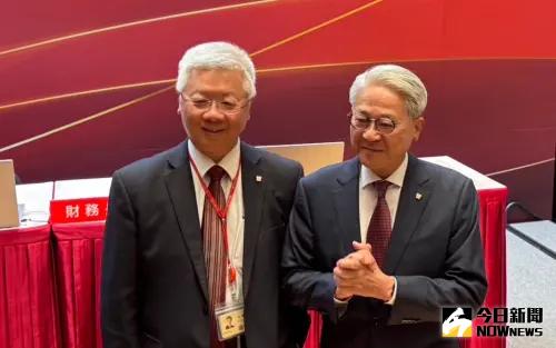 台新金控今(23)日舉行股東會,董事長吳東亮(右)與總經理林維俊合影。(圖/記者顏真真攝) ▲台新金控今(23)日舉行股東會,董事長吳東亮(右)與總經理林維俊合影。(圖/記者顏真真攝)