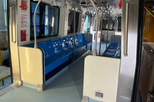 ▲北捷文湖線過去車廂都被乘客批評太小、狹窄等，台北市政府也在前年改造車廂內部，並尖峰時段班次調整，讓每小時可以運送多1000人，試圖解決運量已經到天花板的問題。（圖/台北市政府提供）