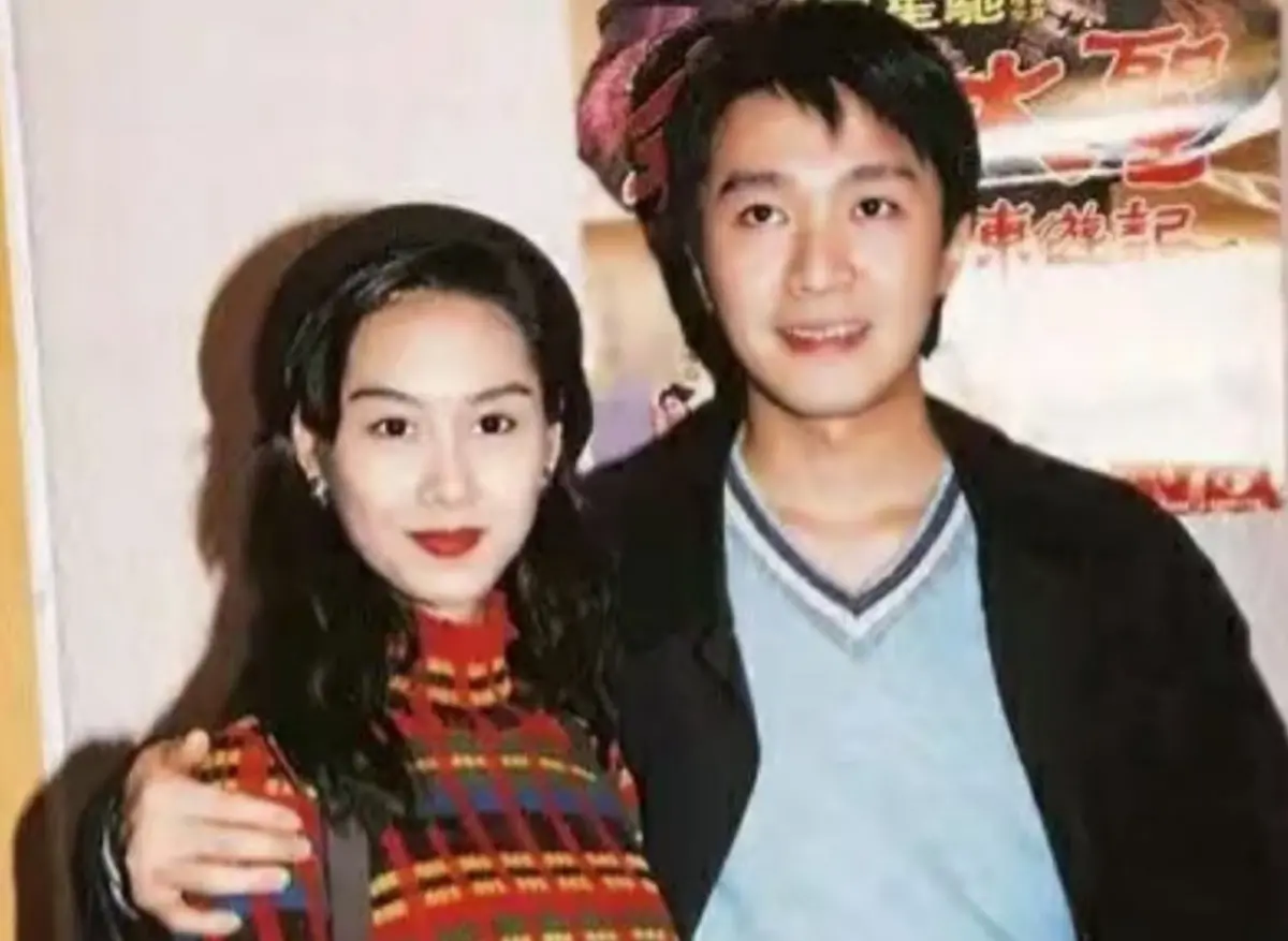 ▲朱茵（左）和周星馳（右）傳戀情，還曾抓到男方劈腿，不過周星馳從頭到尾都不認這段感情，也讓朱茵很受傷。（圖／翻攝自微博）