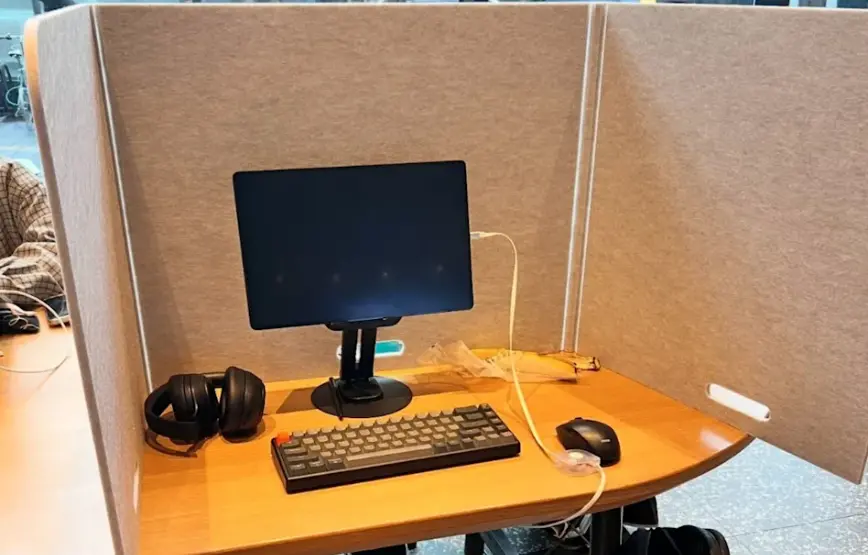 ▲近期在韓國就發生有奧客在星巴克「自備隔板、架好電腦」，把店裡打造成私人辦公室。（圖／Threads）