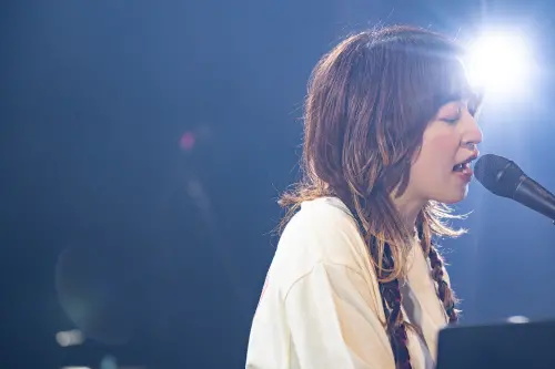 樋口愛演唱會中帶來許多經典歌曲,讓歌迷聽得如癡如醉。(圖/寬宏藝術提供) ▲樋口愛演唱會中帶來許多經典歌曲,讓歌迷聽得如癡如醉。(圖/寬宏藝術提供)