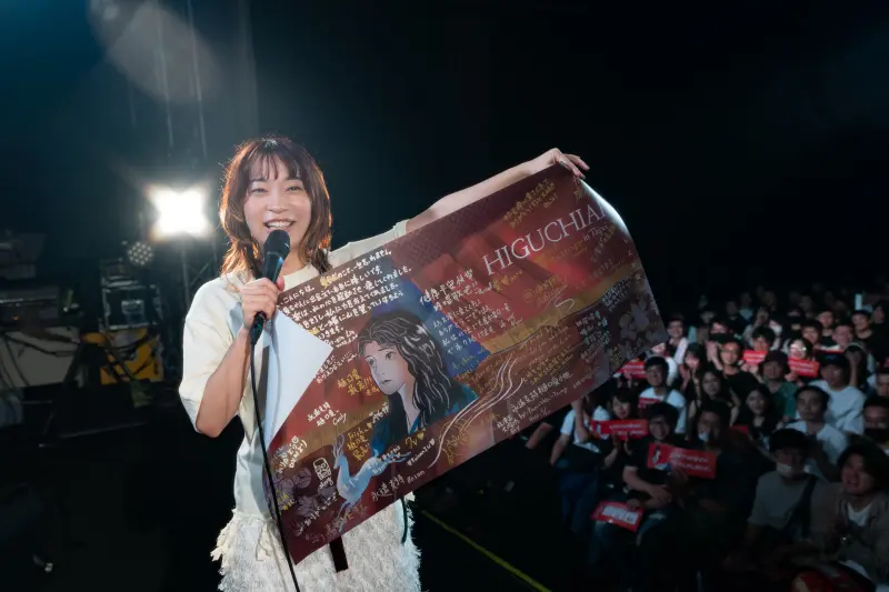 ▲曾為動畫《進擊的巨人》獻唱〈惡魔之子〉的日本億級串流女歌手樋口愛，昨（22）日來到台灣開場， 一連獻唱20多首歌曲，讓現場歌迷聽得如癡如醉。（圖／寬宏醫術提供）