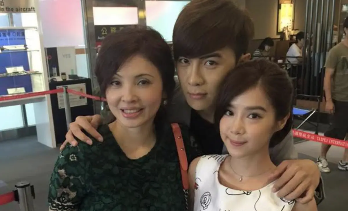 ▲何如芸（左）曬出10年前拍《莫非，這就是愛情》，與唐禹哲（中間）李佳穎（右）的合照，意外勾起這對男女主角的往日戀情。（圖／翻攝自何如芸臉書）