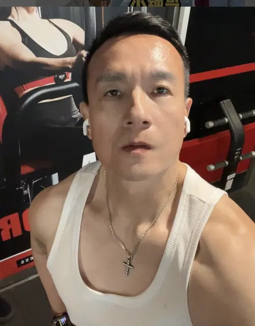 ▲53歲小鐘財富自由，外人眼中他身旁還少了另一半，他卻覺得一個人自在開心生活也不錯。（圖／摘自小鐘IG）