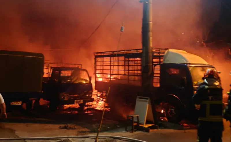 ▲三興閣布袋戲團在逢甲商圈的倉庫失火，3千多尊戲偶全部燒毀。（圖／三興閣布袋戲團提供）