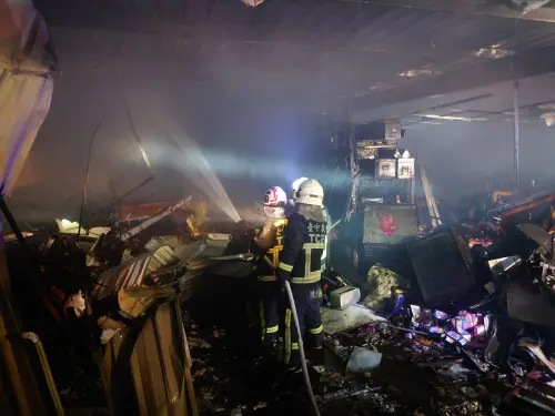 逢甲商圈失火!三興閣掌中布袋戲團3千尊戲偶燒毀痛失千萬 ▲現場燃燒面積大約100平方公尺,殃及2輛自小客車、1輛貨車。(圖/三興閣布袋戲團提供)