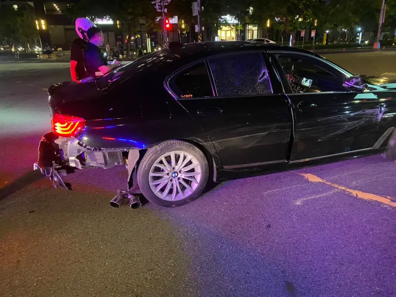 ▲毒品通緝犯拒檢逃逸過程中瘋狂衝撞44輛汽機車，之後棄車徒步逃逸。（圖／警方提供）