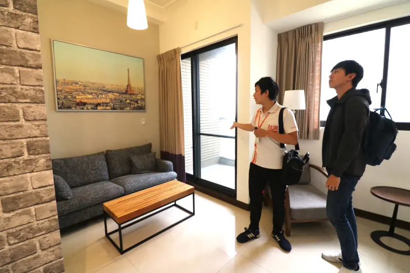 ▲內政部今（18）通過「租賃住宅市場發展及管理條例」部分條文修正草案，確定房客保障租約3年等3大方向，新增「租霸下車條款」。圖為示意，非當事人。（示意圖／591租屋提供）