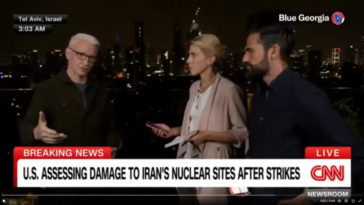 ▲CNN主播古柏（左）在以色列連線時，碰上伊朗空襲，防空警報大響，避難畫面全被鏡頭記錄下來。（圖／翻攝自Ｘ／BlueATLGeorgia）