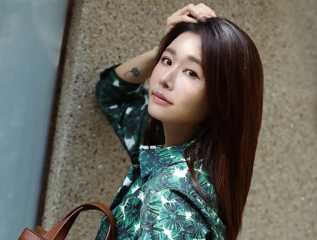 ▲林心如（如圖）去海島工作，難得曬出比基尼辣照辣翻粉絲，但沒想到她竟為了防曬，下水後戴著防曬面罩，整張臉遮好遮滿，面罩沾水黏在臉上後，讓她直接變成「無臉人」。（圖／林心如IG）