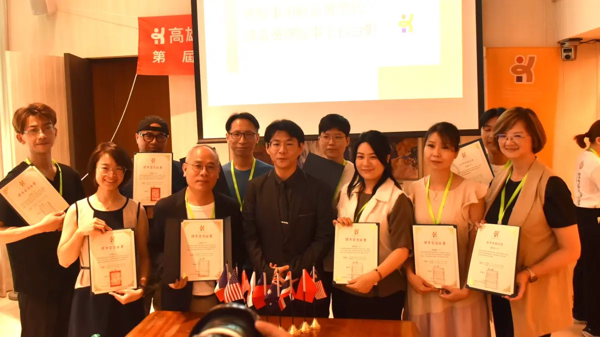 ▲ 高雄市國際按摩專業研究發展協會成立，理事長潘竪涵（前排左三）與理監事合影。（圖／翻攝畫面）