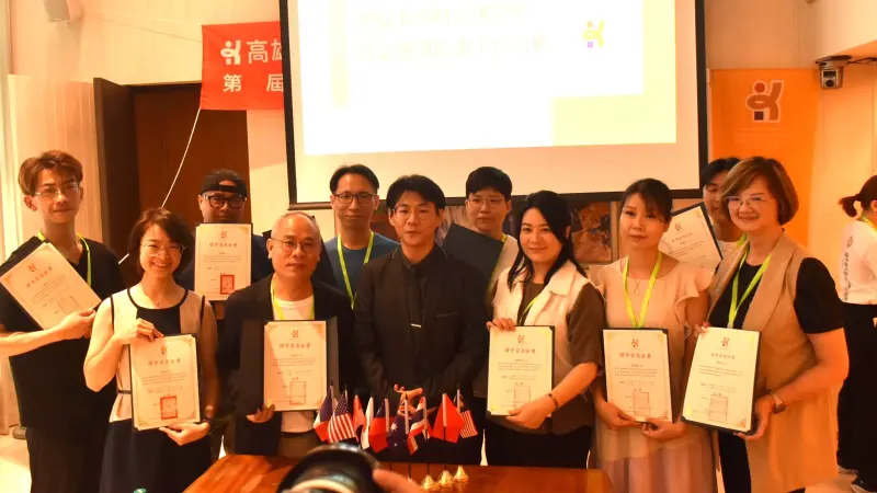 ▲ 高雄市國際按摩專業研究發展協會成立，理事長潘竪涵（前排左三）與理監事合影。（圖／翻攝畫面）