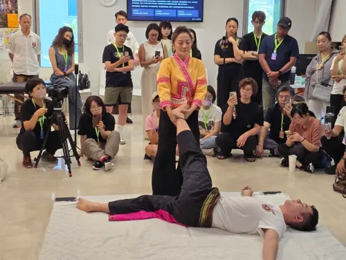 ▲香港HKMC創辦人Pansy親自下場示範。（圖／翻攝畫面）